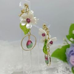 レイヤードフローラルドロップイヤリング