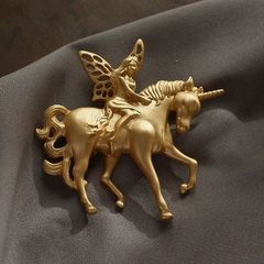 妖精が乗るユニコーンのブローチ レディース 一角獣 伝説 馬 アンティーク 金色