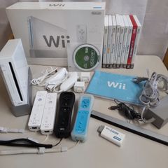 任天堂 - Wii本体とコード／リモコン・ヌンチャク・ハンドル・ソフト4本セットニンテンドー 任天堂 - Wii本体とコード／リモコン・ヌンチャク・ハンドル
