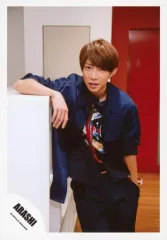 【中古】生写真(ジャニーズ) 嵐/相葉雅紀/膝上・衣装黒青・右肘棚・左手ポケット・カメラ目線・背景白赤/「Are You Happy?」ジャケ写撮影＆「Don’t You Get It」PV撮影/公式生写真