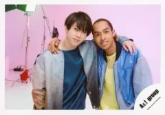 【中古】生写真(ジャニーズ) Aぇ! group/末澤誠也・草間リチャード敬太/横型・上半身・肩組み・背景ピンク/「Aぇ! group Zepp LIVE 2020 STARTING NOW 413」グッズオフショット/公式生写真