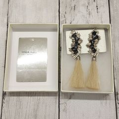 【 TOGA PULLA 】トーガプルラ メタルフリンジイヤリング ホワイト