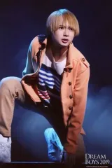 【中古】生写真(ジャニーズ) HiHi Jets/井上瑞稀/ライブフォト・全身・しゃがみ・衣装オレンジ・左手床・目線右・2Lサイズ/「DREAM BOYS 2019」ステージフォト 第1弾