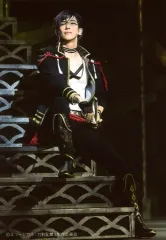 【中古】生写真(男性) 仲田博喜(明石国行)/ライブフォト・全身・座り・1部衣裳・目線左・階段・キャラクターショット/「ミュージカル『刀剣乱舞』 ～葵咲本紀～」ローソンプリント限定ブロマイド