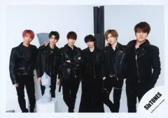 【中古】生写真(ジャニーズ) SixTONES/集合（6人）/横型・全身・衣装黒・ジェシー腕組み・背景黒/Johnnys’ ISLAND STORE グッズオフショット’20夏/公式生写真
