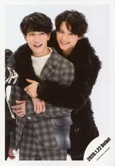 【中古】生写真(ジャニーズ) ジャニーズ/渡辺翔太・松村北斗/膝上・衣装グレー・黒・後ろから抱きつき・笑顔・背景白/シングル「Imitation Rain / D.D.」MV＆ジャケ写オフショット/公式生写真