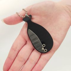 【古代魚サカバンバスピス】ブラックアクリルキーホルダー（小）／魚　シュール　可愛い　ポップ　ユニーク　個性的