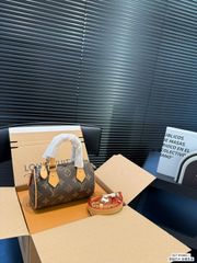 P 1320折りたたみボックス付き🎀 size:25×14 FENDIフェンティ