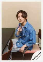 【中古】生写真(ジャニーズ) Hey! Say! JUMP/山田涼介/膝上・座り・衣装青・デニム・右手ピース・体左向き/シングル「COSMIC☆HUMAN」MV＆ジャケ写撮影オフショット/公式生写真