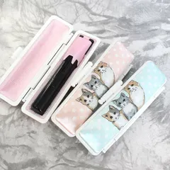 印鑑 おしゃれ はんこセット 黒水牛 ケース付き 10.5mm または 12mm 認印 銀行印 ホワイトフレーム にゃんこ 猫姉妹 印鑑ケース ケース付きセット 全2柄 アタリ付き 朱肉付き 旧字 特殊文字 作成 OK ケースの中が汚れないタイプ プレゼント