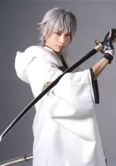 【中古】生写真(男性) 染谷俊之(鶴丸国永)/膝上・衣装白・右向き・右手上げ・背景グレー・キャラクターショット/舞台「刀剣乱舞」個人セットブロマイド