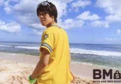 [중고]생사진(남성) BOYS AND MEN/히라마츠 켄토/가로형·무릎 위·의상 황·선글라스·왼쪽 방향·돌아다니다·바다/BOYS AND MEN SHOP