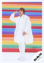 【中古】生写真(ジャニーズ) Kis-My-Ft2/千賀健永/全身・衣装白・右手ピース・体左向き・左手腰・背景レインボーの階段/シングル「君、僕。」MV＆ジャケ写オフショット/公式生写真 