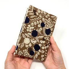 ハンドメイド＊リバーシブル 布ブックカバー 文庫本サイズ（草実柄×花柄／2way仕様）B186