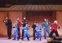 【中古】生写真(男性) 集合(9人)/ライブフォト・横型・キャラクターショット/Blu-ray「ミュージカル「忍たま乱太郎」第13弾再演 ～ようこそ! 忍たま文化祭!～」・Blu-ray「ミュージカル「忍たま乱太郎」第13弾 忍術学園 学園祭2023」初回同時