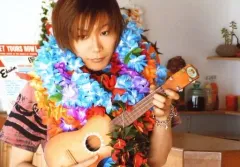 【中古】生写真(男性) Kimeru/横型・上半身・衣装ピンク・花・両手ウクレレ/ライブ会場限定生写真