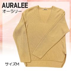 【美品】穴口恵子着用品♡ 　AURALEE  オーラリー　無地Vネックニット　サイズ表記M　綿100％