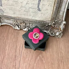 ぷっくり艶めくお花の刺繍ブローチ　or　ポニーフック　アンティークローズ　ワイン　レッド　赤