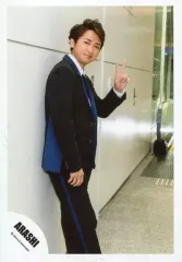 【中古】生写真(ジャニーズ) 嵐/大野智/膝上・衣装黒青・白・体右向き・横向き・左手ピース・壁寄りかかり/「復活LOVE」PV＆ジャケ写撮影オフショット/公式生写真