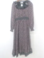 ◇ LODISPOTTO 総柄 フリル 刺繍 ウエストリボン 長袖 膝下丈 ワンピース サイズM ブラック ライトピンク系 レディース P  【1301250001212】