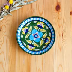 陶器飾り皿　インド　ブルーポタリー　中サイズ　緑地に花弁と羽