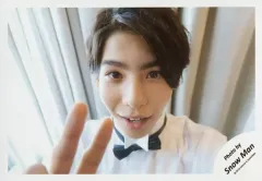 【中古】生写真(ジャニーズ) Snow Man/ラウール/横型・バストアップ・衣装白・右手ピース・口開け・背景グレー/「ジャニーズJr.8・8祭り～東京ドームから始まる～」セルフィー/公式生写真