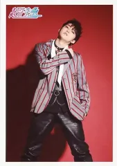 【中古】生写真(男性) 超特急/ユーキ(村田祐基)/膝上・衣装グレー・赤・右手曲げ・首傾げ・背景赤/「BULLET TRAIN Arena Tour 2018 GOLDEN EPOCH」大阪12/27公演限定 生写真セット第65弾