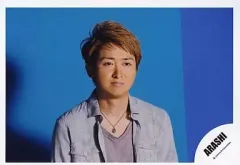 【中古】生写真(ジャニーズ) 嵐/大野智/横型・バストアップ・衣装灰色・背景青/公式生写真