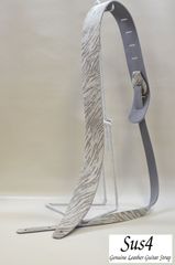 ハンドメイド＆国内生産 ギターストラップ　革(Genuine Leather Guitar Strap)　ホワイト&シルバー模様入り