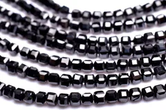 素晴らしい輝き！ ブラックスピネル 2x2mm キューブカット １連（約３８ｃｍ） パワーストーン 天然石 _RG535