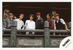 【中古】生写真(ジャニーズ) SixTONES/集合(6人)/横型・膝上・京本左手ピース・ジェシー左手グー/海外(台湾)オフショット/公式生写真