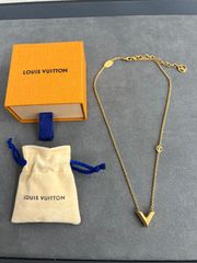【極美品】ルイヴィトン エッセンシャルV ネックレス ゴールドカラー 金色 アクセサリー ペンダント  レディース メタル  LOUISVUITTON