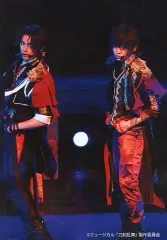 【中古】生写真(男性) 牧島輝(大倶利伽羅)・立花裕大(豊前江)/ライブフォト・全身・2部衣裳・キャラクターショット/「ミュージカル『刀剣乱舞』 ～静かの海のパライソ～ 2021」ローソンプリント限定ブロマイド