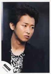 【中古】生写真(ジャニーズ) 嵐/大野智/バストアップ・ジャケット黒・インナー白黒・目線右・背景黒/公式生写真