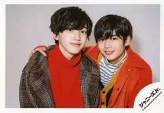 【中古】生写真(ジャニーズ) なにわ男子/道枝駿佑・長尾謙杜/横型・バストアップ・衣装赤・オレンジ・肩組・長尾歯見せ・背景白/「関西ジャニーズJr. LIVE 2019 Happy 2year!! ～今年も関ジュとChu Year!!～」オフショット/公式生写