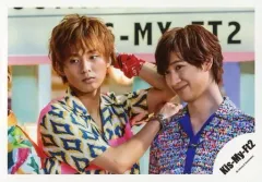 【中古】生写真(ジャニーズ) Kis-My-Ft2/藤ヶ谷太輔・宮田俊哉/横型・バストアップ・衣装青・黄色・白・ピンク・紫・藤ヶ谷右手宮田肩・左手頭・口閉じ/「Sha la la☆Summer Time」PV＆ジャケ写撮影/公式生写真