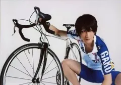 【中古】生写真(男性) 鈴木拡樹(荒北靖友)/横型・しゃがみ・ユニフォーム・右手自転車・目線右・キャラクターショット/舞台『弱虫ペダル』 インターハイ篇 The Second Order ブロマイド