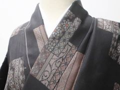 【一輝堂】【着物】大島紬　唐草・花菱・亀甲柄　しつけ付　身丈約162cm　裄丈約63cm　25z03-1279