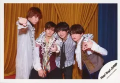 【中古】生写真(ジャニーズ) Hey! Say! JUMP/集合（4人）/横型・膝上・衣装白・赤・グレー・八乙女右手グー・背景青・黄色/「Hey! Say! JUMP LIVE TOUR 2019-2020 PARADE」グッズオフショット/公式生写真