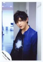 【中古】生写真(ジャニーズ) Hey! Say! JUMP/山田涼介/上半身・衣装黒白青紫・両手下・体左向き/公式生写真