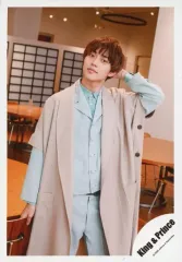 【中古】生写真(ジャニーズ) King ＆ Prince/永瀬廉/膝上・衣装ベージュ.水色・左手頭・右手下/アルバム「L＆」MV＆ジャケ写オフショット/公式生写真