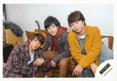 【中古】生写真(ジャニーズ) 嵐/集合(3人) /横型・膝上・座り・衣装グレーマスタード白・相葉しゃがみ/シングル「君のうた」MV＆ジャケ写撮影オフショット/公式生写真