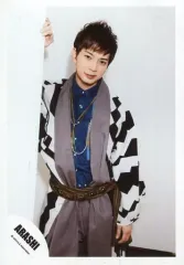 【中古】生写真(ジャニーズ) 嵐/松本潤/膝上・和服白黒グレー・青・右手壁・首傾げ/16春夏 ARASHI “Japonism Show” in ARENA パンフレット＆グッズ撮影オフショット/公式生写真
