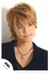 【中古】生写真(ジャニーズ) NEWS(テゴマス)/手越祐也/バストアップ・衣装黒・ネックレス・目線右・背景白/公式生写真