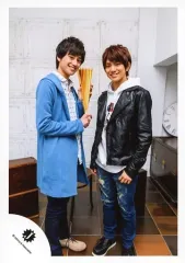 【中古】生写真(ジャニーズ) 関西ジャニーズJr./小島健・正門良規/全身・衣装青・チェック・黒白・向かい合わせ・小島両手ハリセン・背景白茶/「関西ジャニーズJr. 春のSHOW合戦」グッズ撮影/公式生写真