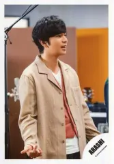 【中古】生写真(ジャニーズ) 嵐/松本潤/上半身・衣装ベージュ・口開ける・体右向き/シングル「君のうた」MV＆ジャケ写撮影オフショット/公式生写真