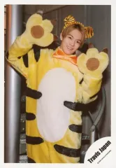 【中古】生写真(ジャニーズ) Travis Japan/松倉海斗/膝上・衣装黄色・着ぐるみ・カチューシャ・両手上げ・首傾げ・笑顔/「アクリルスタンドII」オフショット/公式生写真