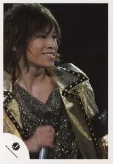 【中古】生写真(ジャニーズ) Kis-My-Ft2/千賀健永/ライブフォト・バストアップ・ジャケット金・インナー黒・右向き・右手マイク・背景黒/公式生写真