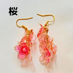 春の訪れを耳元に♪ 繊細なディップアートで仕上げた桜モチーフピアス｜華やかなシルバーワイヤーで上品な手作りアクセサリー ディップアートでハンドメイド