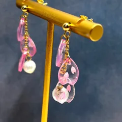 桜舞う ひとひらピアス　ステンレスピアス　樹脂ピアス　イヤリング　春コーデ　ハンドメイド